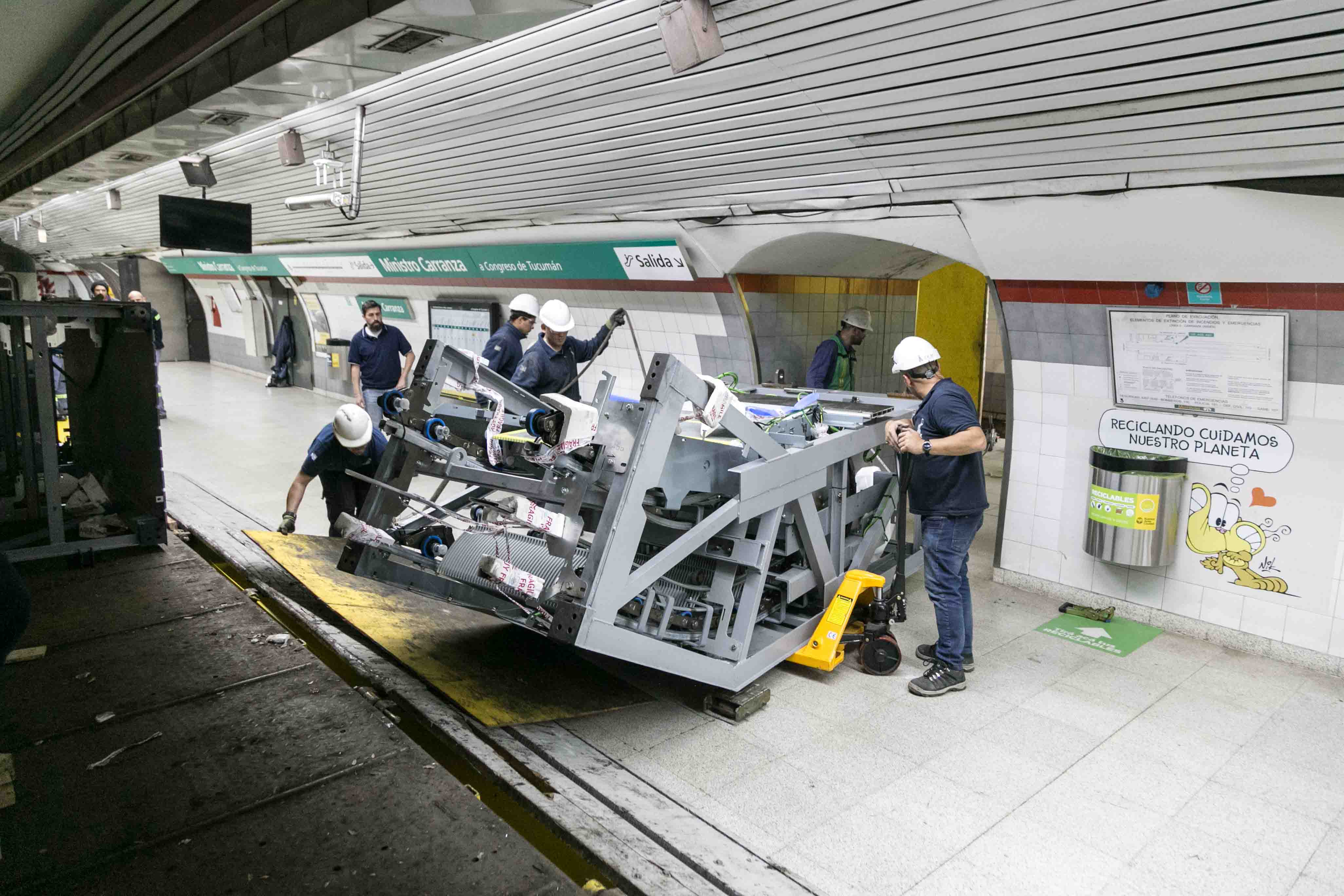Comenzó el reemplazo de escaleras mecánicas obsoletas en la red de subtes