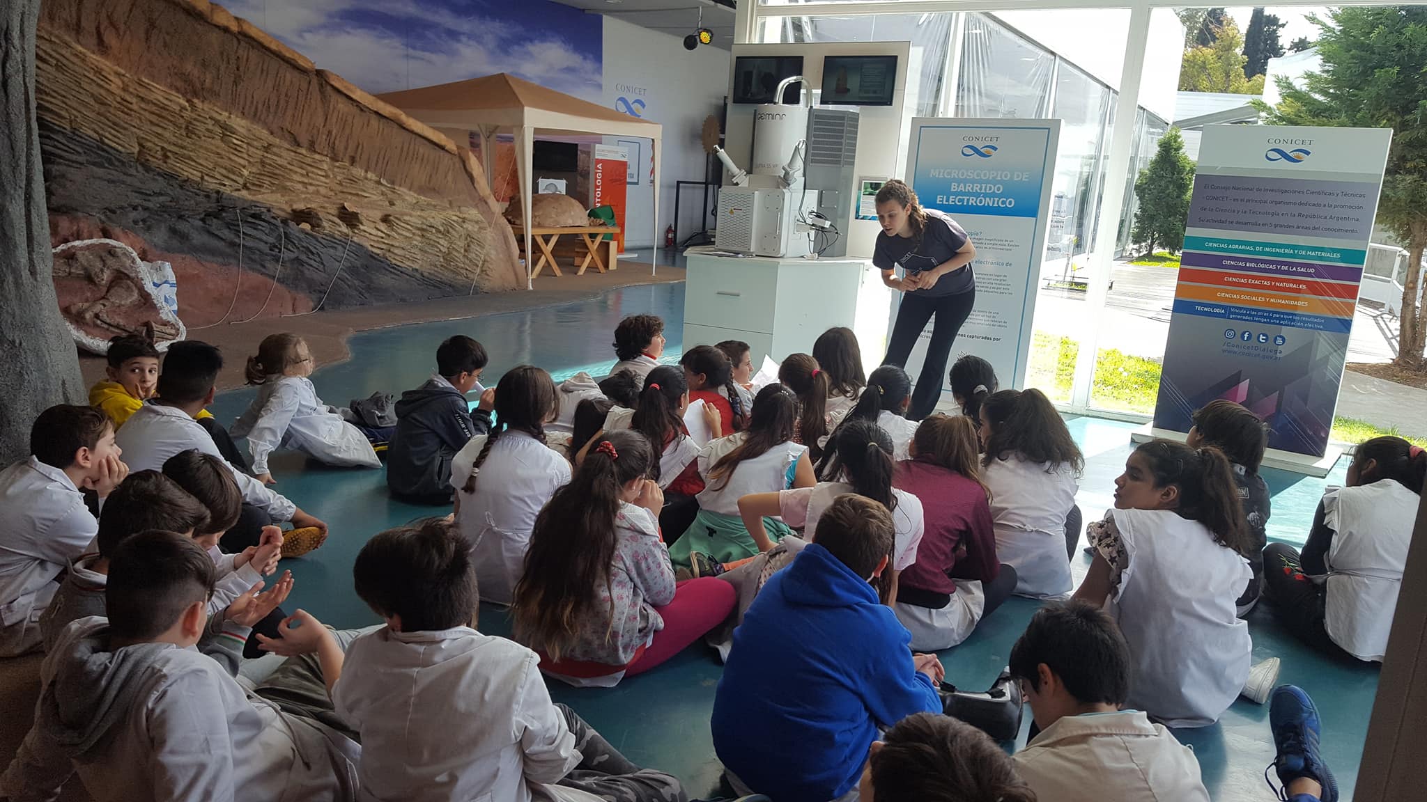 Las escuelas recorren y experimentan en el espacio CONICET 
