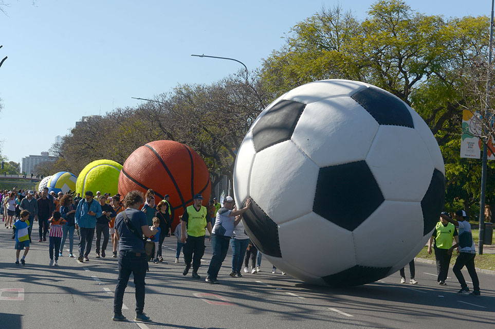 La instalación a gran escala "Ball Game" vista desde un drone