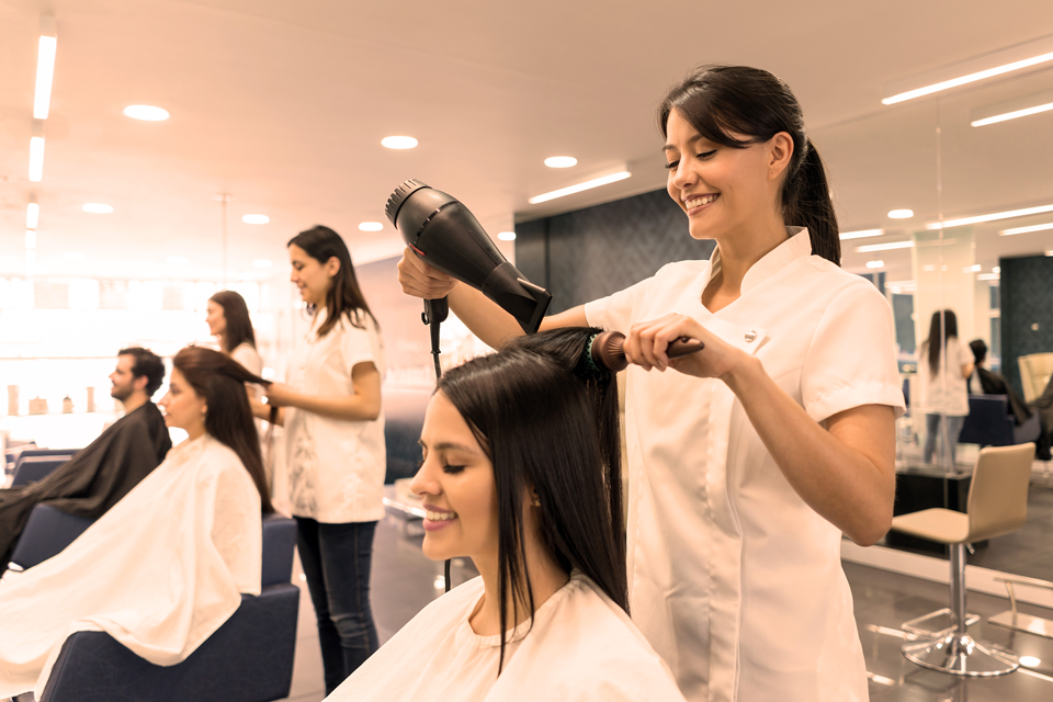 Nuevas becas en Peluquería y Barbería para potenciar la formación de los jóvenes.