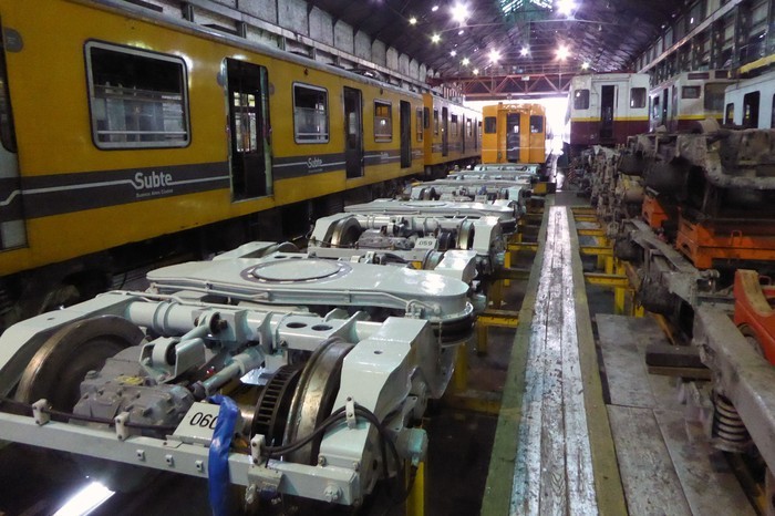 Cómo se trabaja en las revisiones generales de los coches del subte porteño