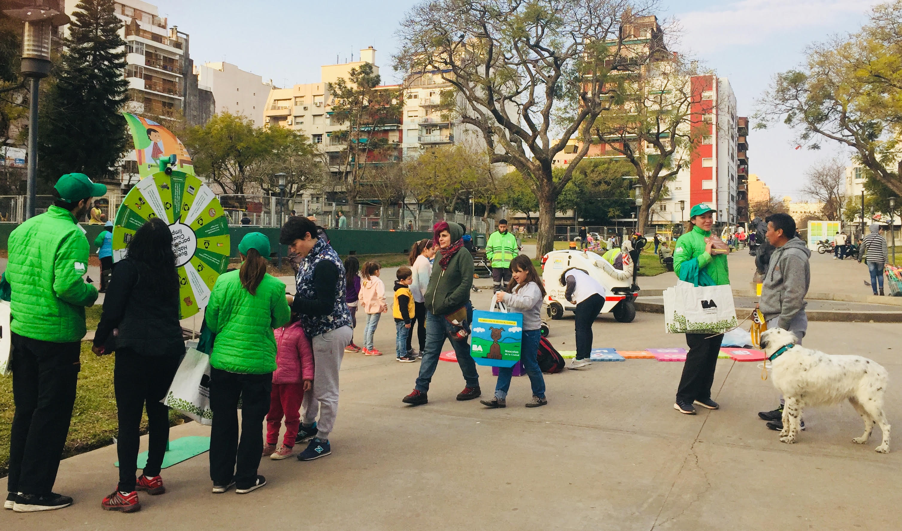 Cada vez más vecinos levantan la caca de su perro
