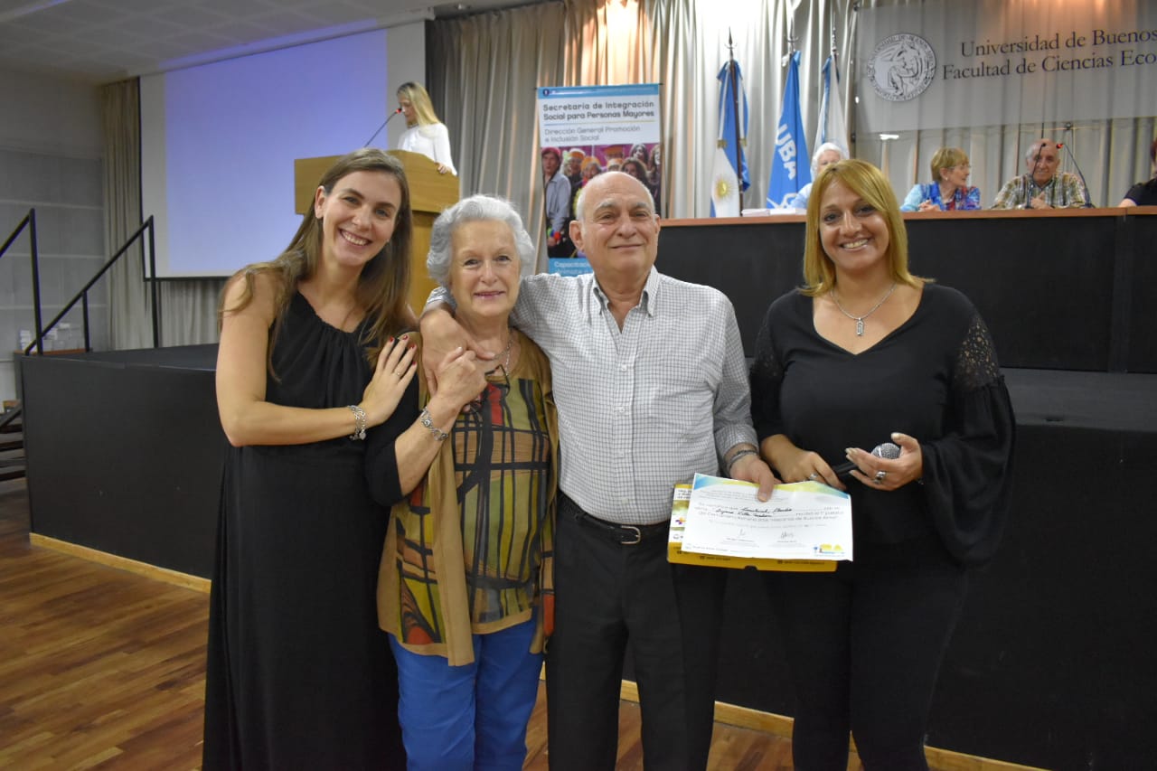 Premio y reconocimiento a los participantes del concurso "Historias de Buenos Aires"