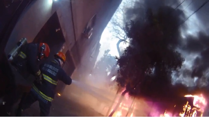 Bomberos de la Ciudad extinguieron un incendio de un colectivo en caballito