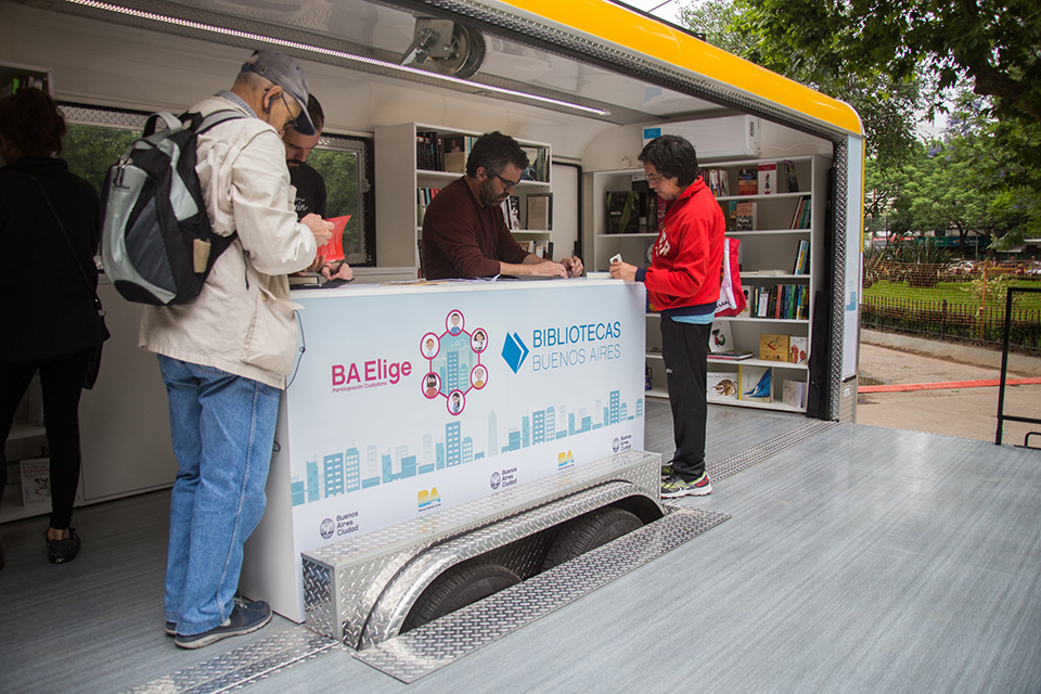 Bibliomóvil y bibliobicis, gratis en las plazas de la Ciudad