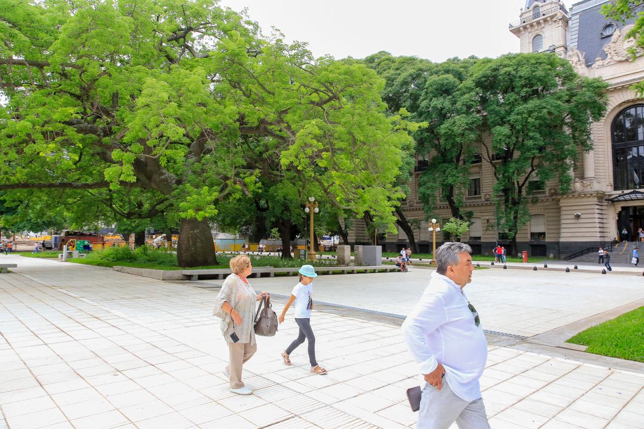 La Ciudad inauguró la Plaza Perón, un nuevo espacio verde que formará parte del Parque del Bajo