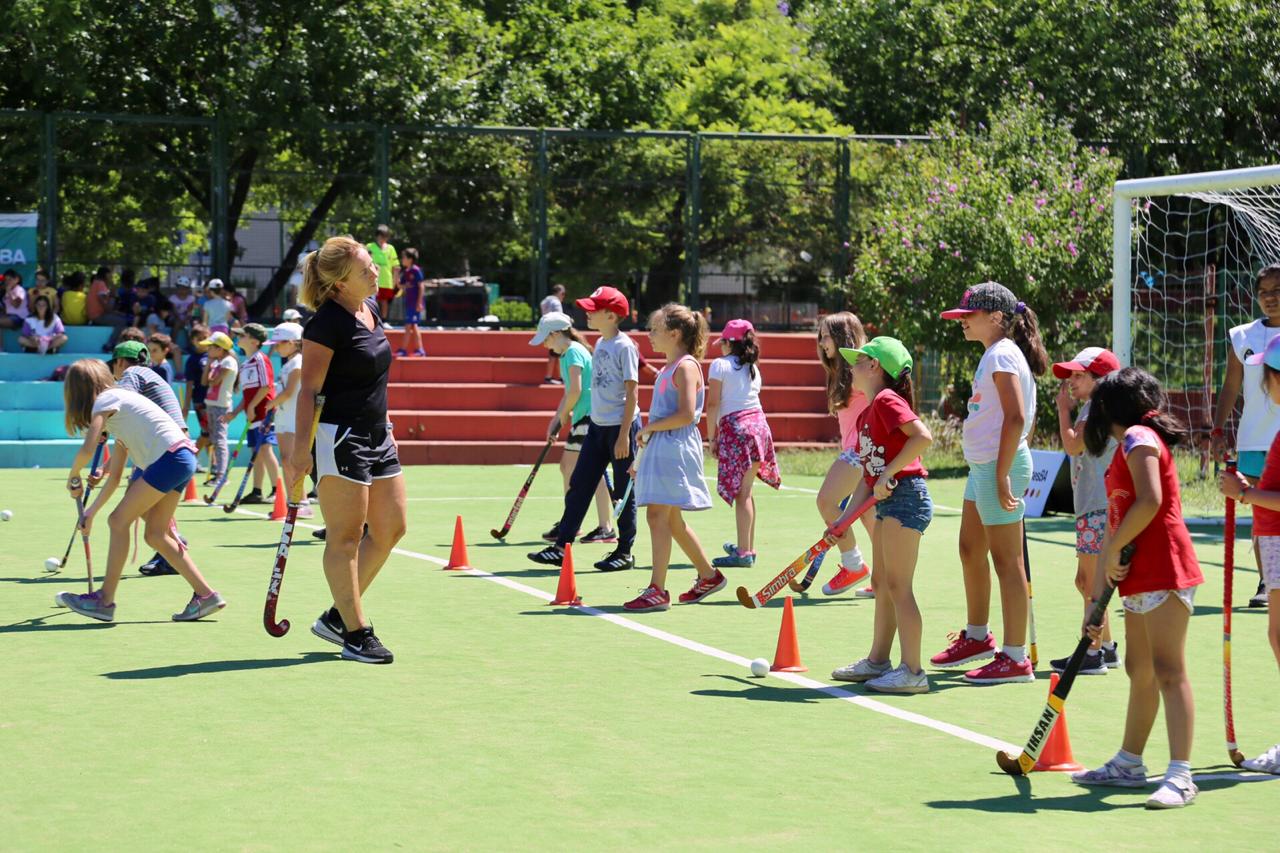  Vanina Oneto y Federico Grabich enseñaron hockey y natación en las colonias porteñas