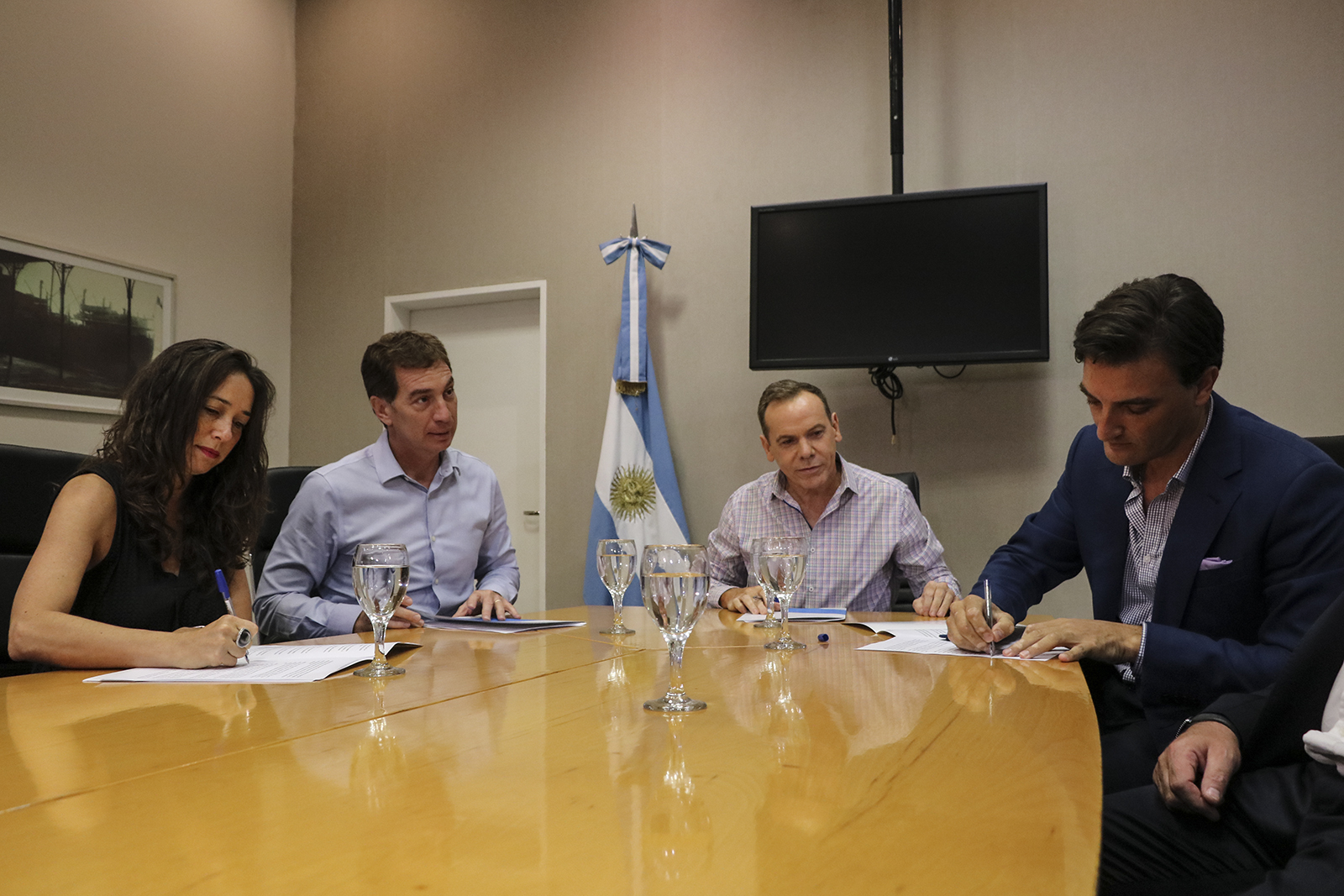 Santilli: "El que viene a hacer daño, matar o robar no puede quedarse en nuestro país”