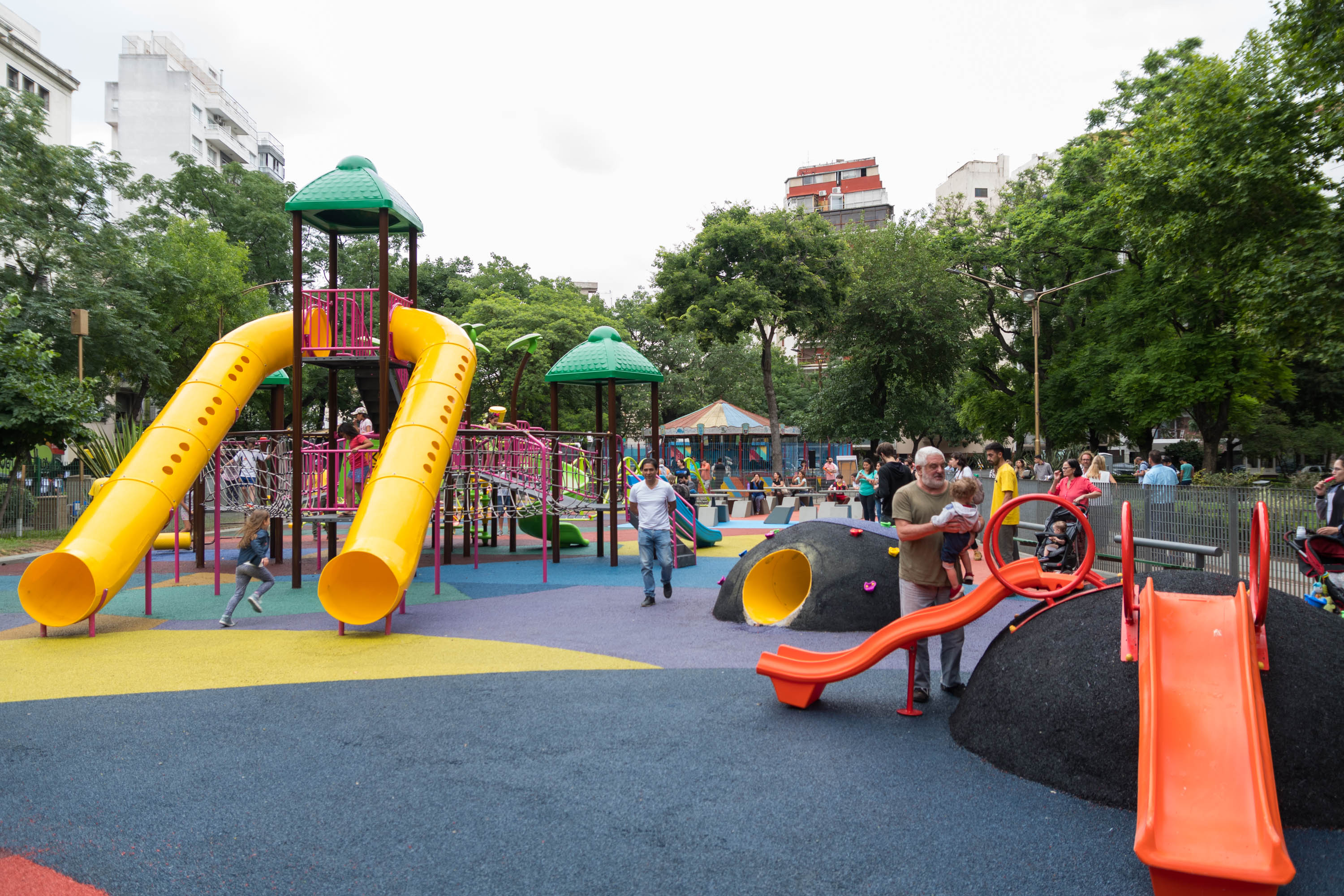 Se lanzó una votación para que los patios de juegos infantiles en plazas y parques sean libres de humo