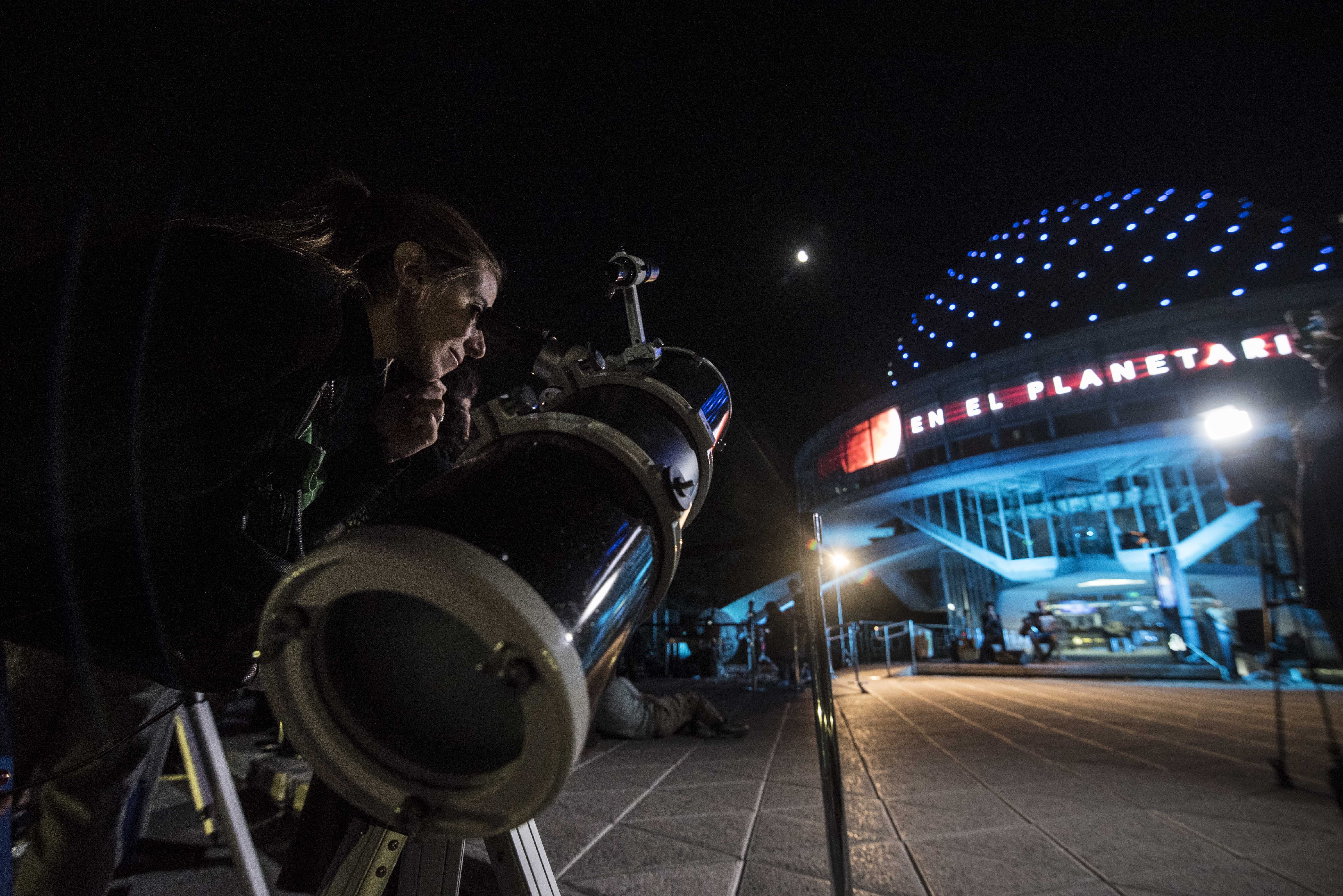 Eclipse total de luna, una noche mágica en el Planetario