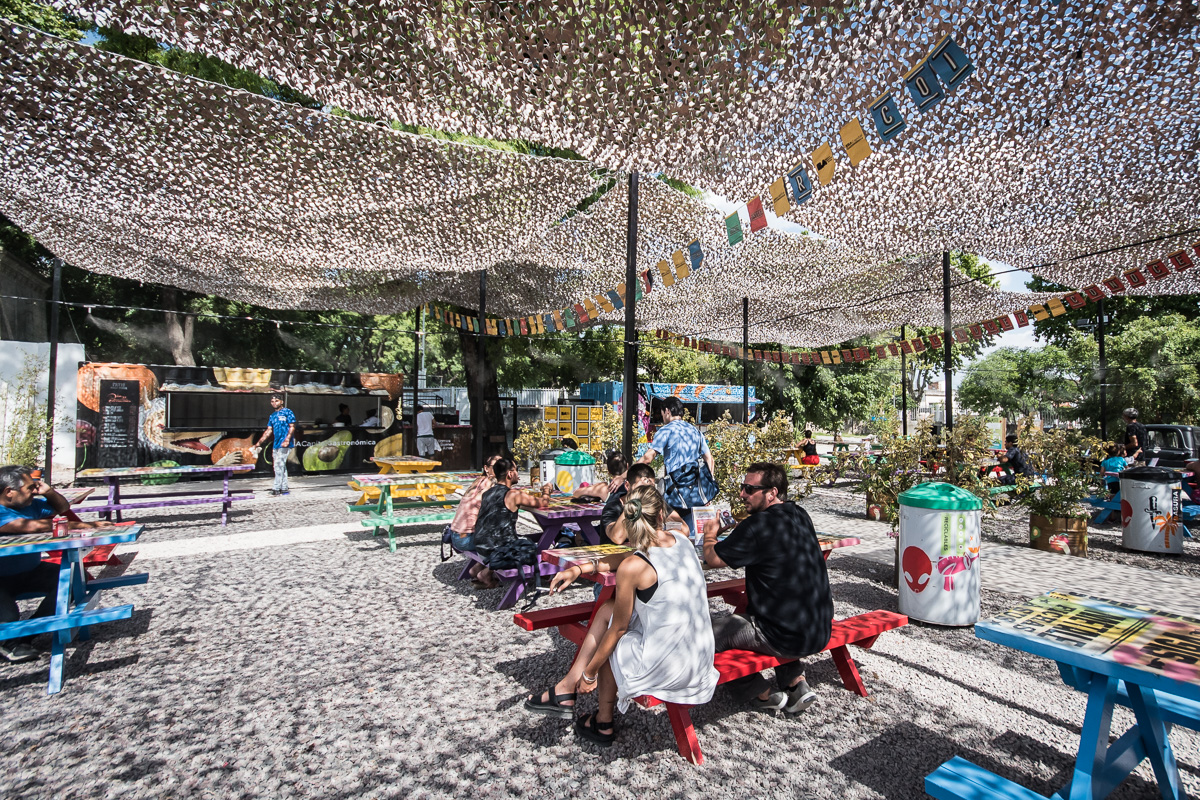 Los patios gastronómicos tendrán música en vivo, stand up y cine durante enero y febrero
