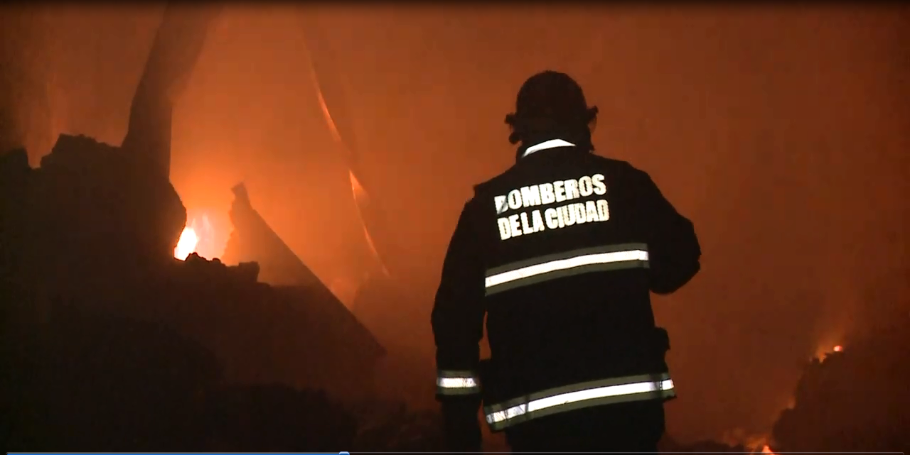 Voraz incendio en un depósito de cartón