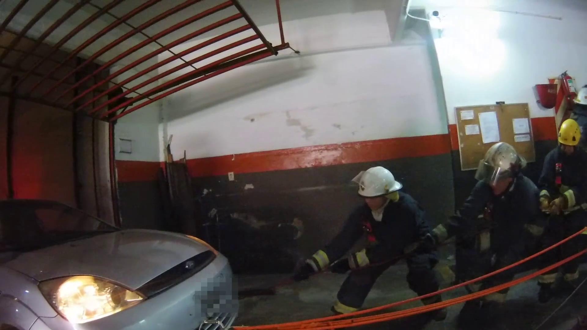 Bomberos de la Ciudad rescataron a dos personas que estaban por caer en el hueco de un montacargas