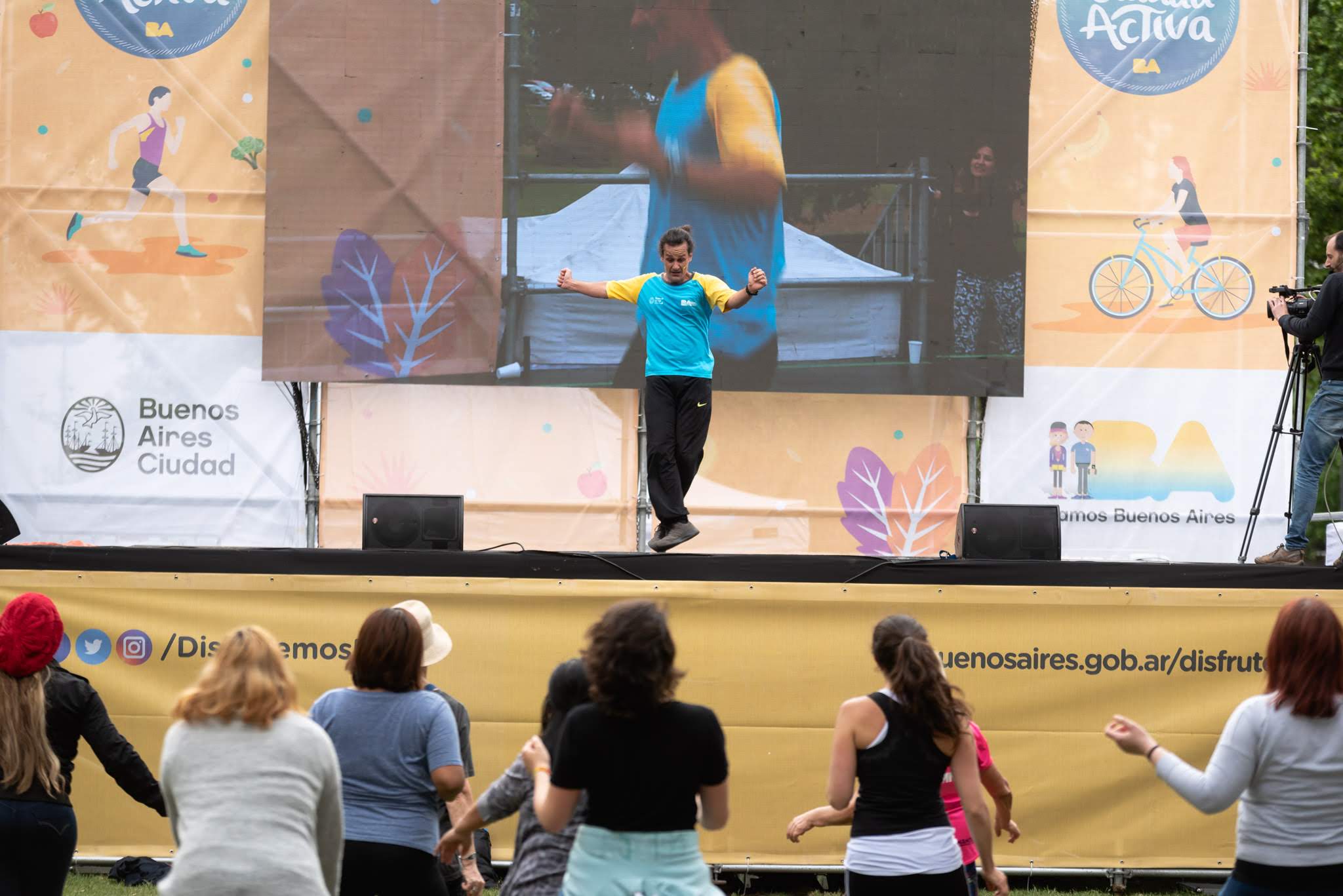 Comuna Activa comienza en Villa del Parque su recorrido por las plazas de la Ciudad