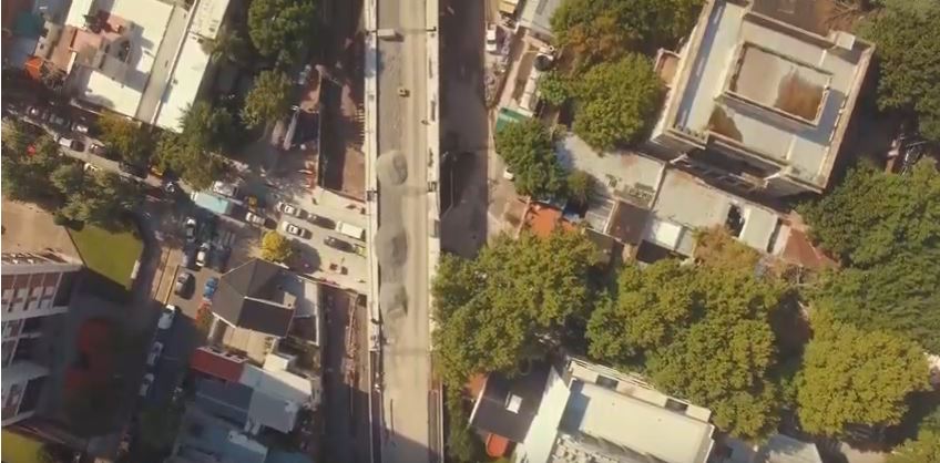 La calle Blanco Encalada reabierta al tránsito sin barreras, desde un drone