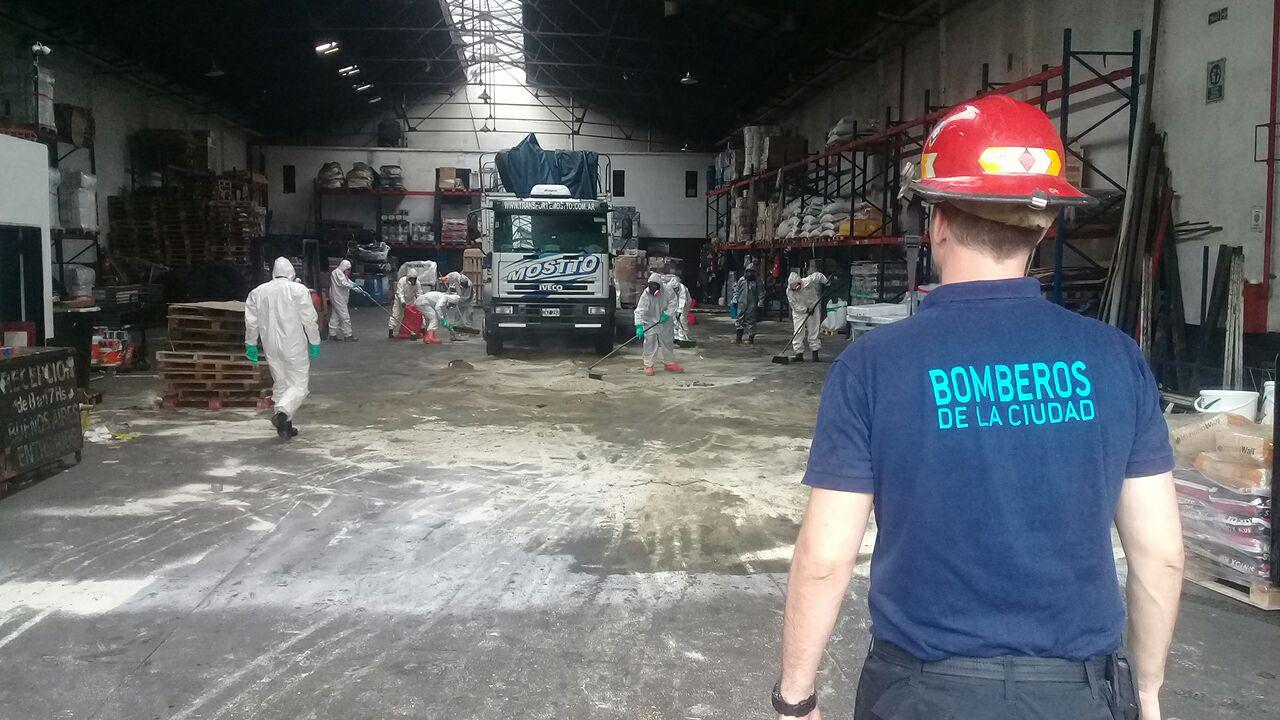 La Brigada de Emergencias Especiales de Bomberos controló un derrame de Ácido Nítrico