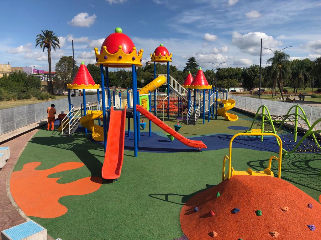 Las plazas de la Ciudad estrenan patios de juegos