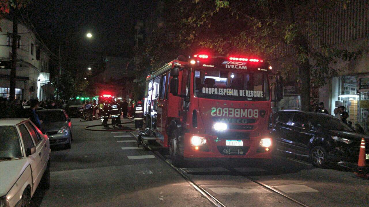 Incendio en caballito: Más de 40 personas rescatadas por Bomberos