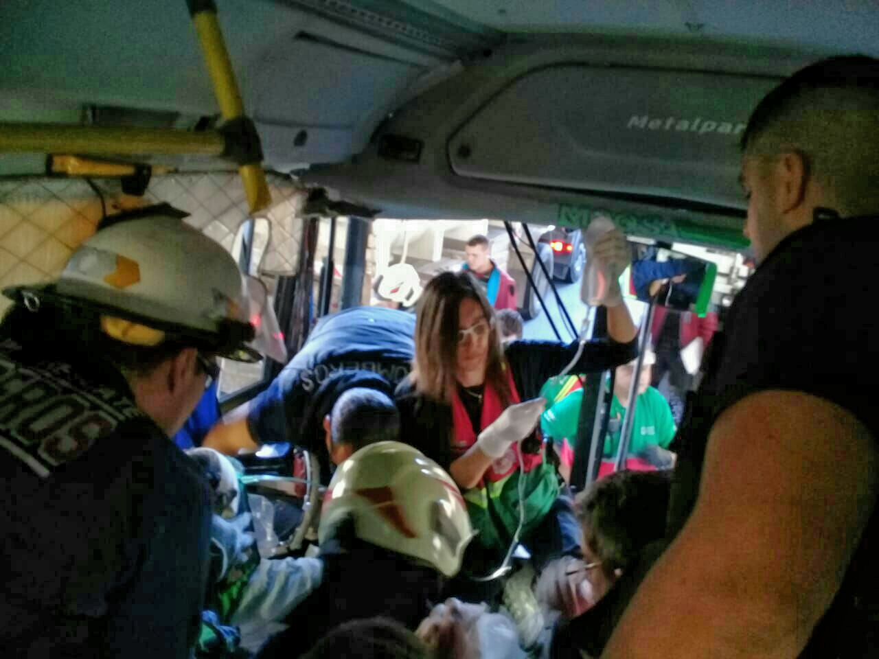 Choque en la Autopista Bs. As. La Plata: Bomberos liberaron a un chofer atrapado y asistieron a 10 heridos.