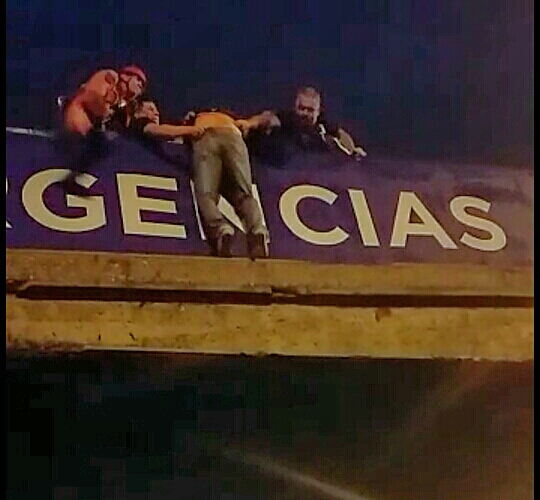 Bomberos de la Ciudad salvaron a un hombre que intentó arrojarse de un puente 