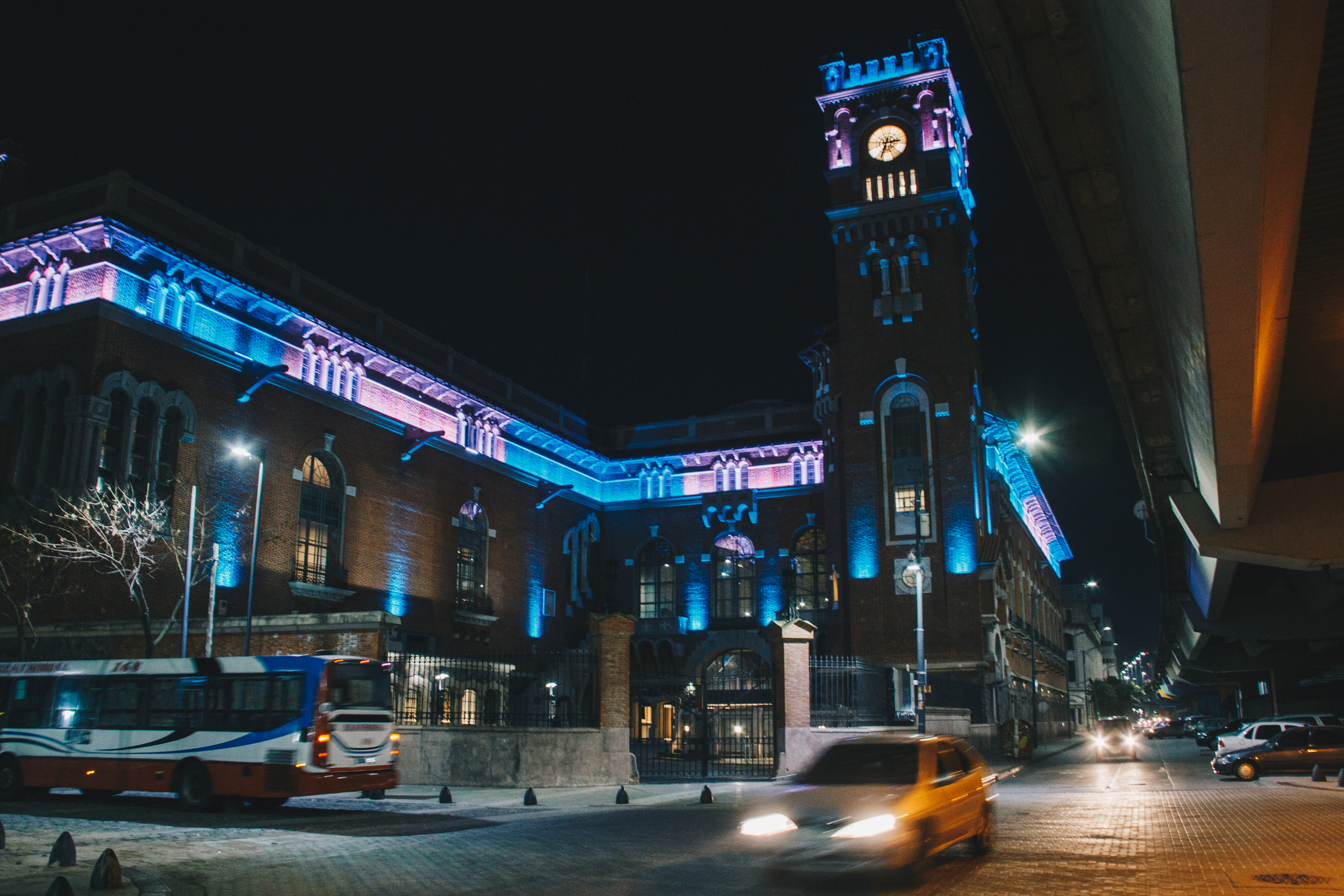 La Ciudad ilumina diez edificios de celeste y blanco por los festejos del 25 de mayo  