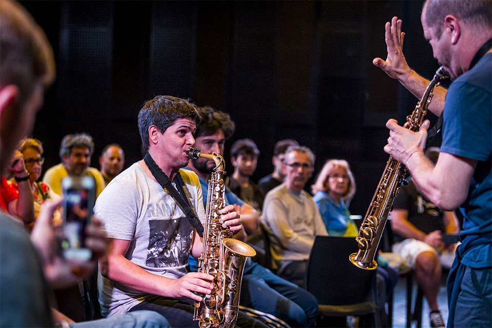 Arte y música en talleres y clínicas 
