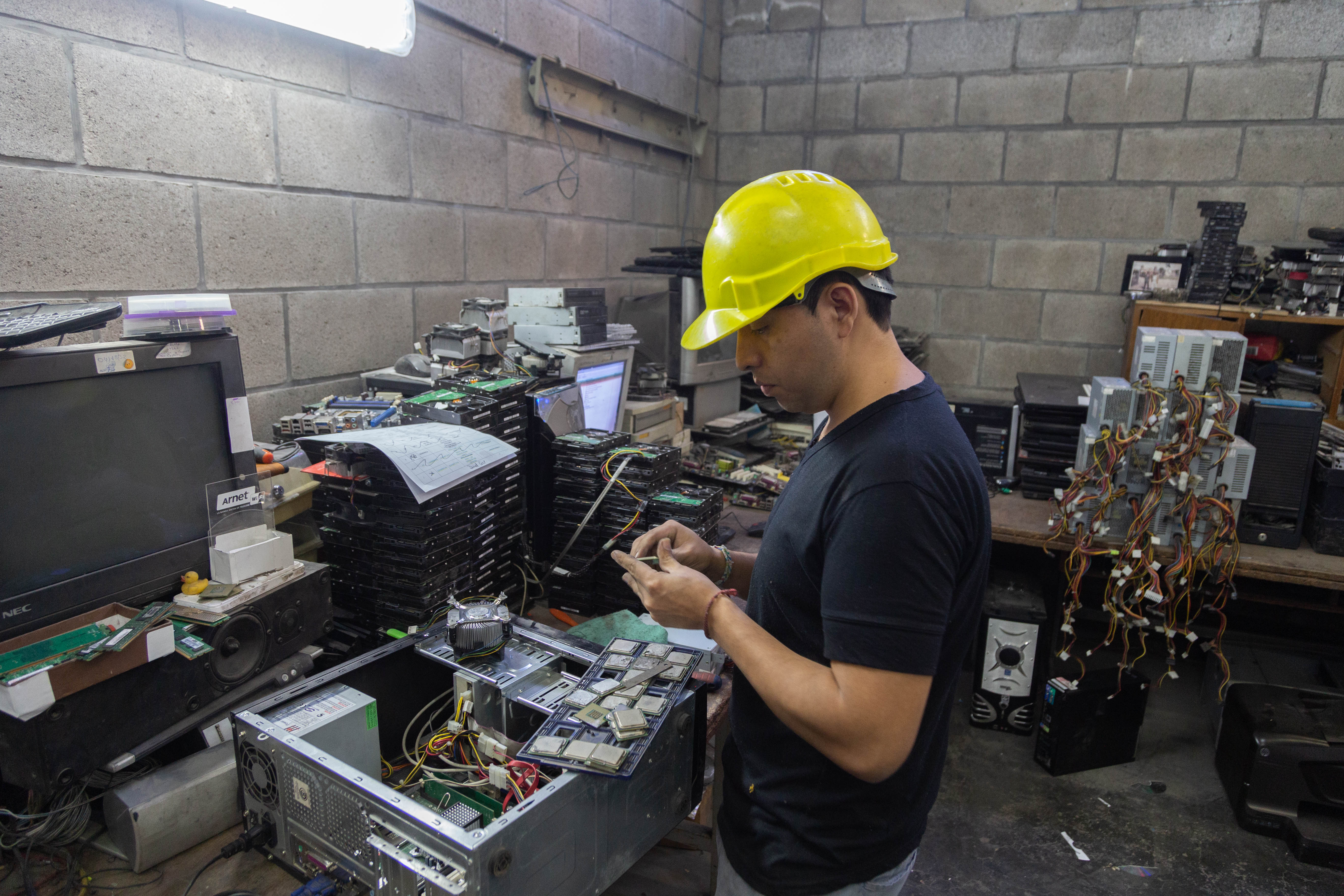 Donamos dispositivos electrónicos en desuso a la Asociación Basura Cero 