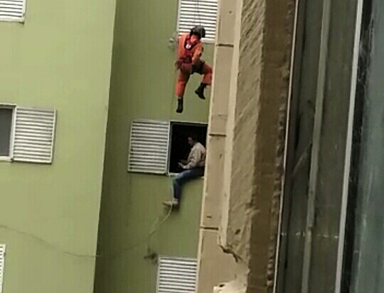 Heróica maniobra del GER de Bomberos de la Ciudad para salvar a un suicida
