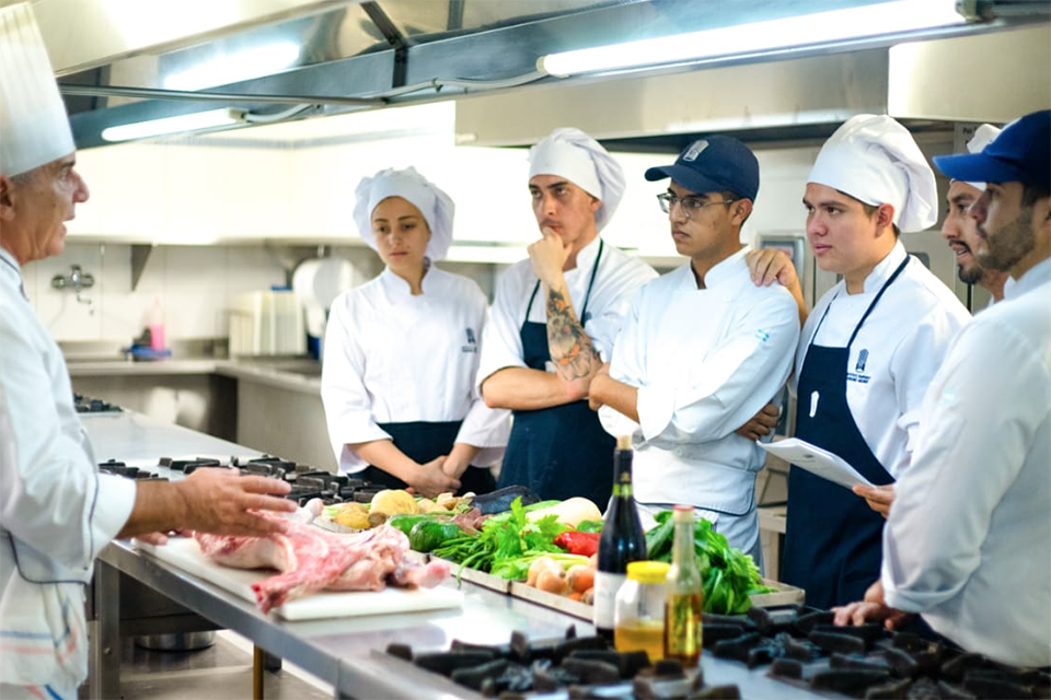 La gastronomía se potencia con 35 nuevos becados gracias a Expo Empleo.