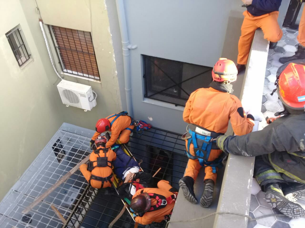 Los Bomberos de la Ciudad rescataron a un hombre que cayó desde un tercer piso en Parque Chacabuco