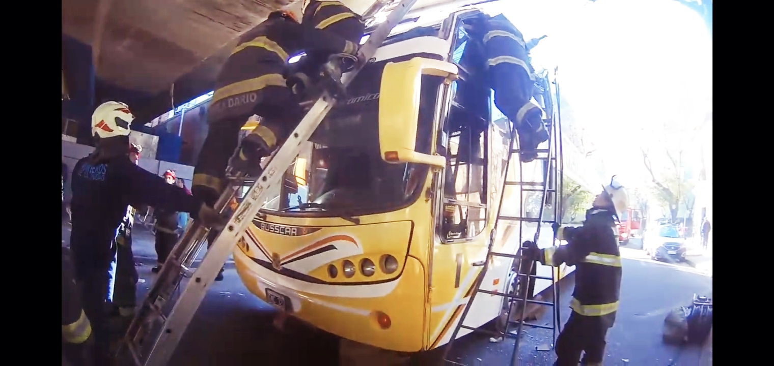 Los Bomberos salvaron a tres mujeres atrapadas en un micro luego de un choque