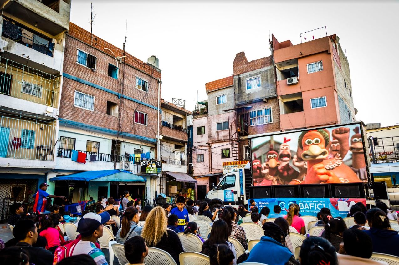 Cine Móvil en el barrio Charrúa