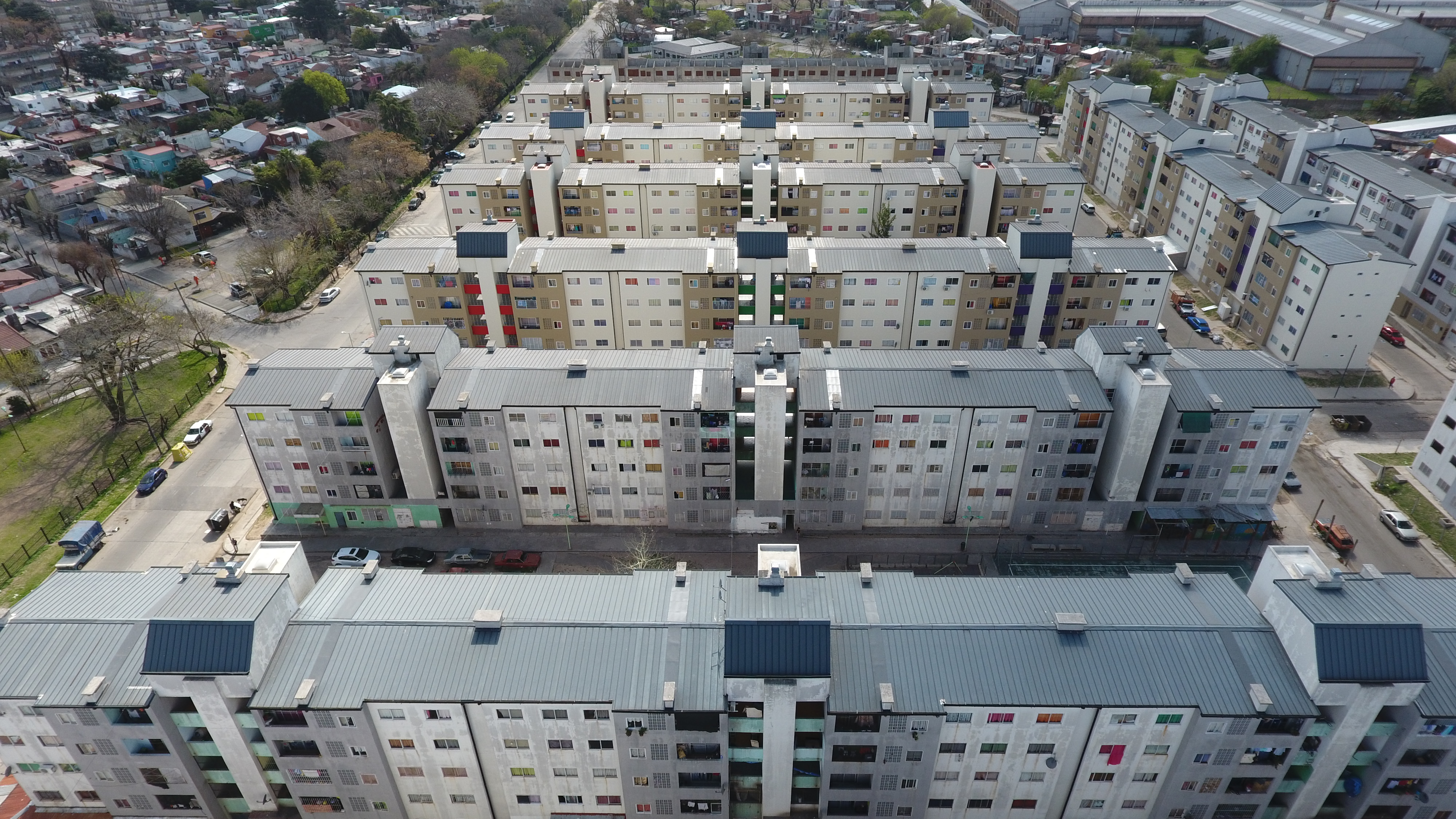 Renuevan los patios de juegos los barrios de la Comuna 8