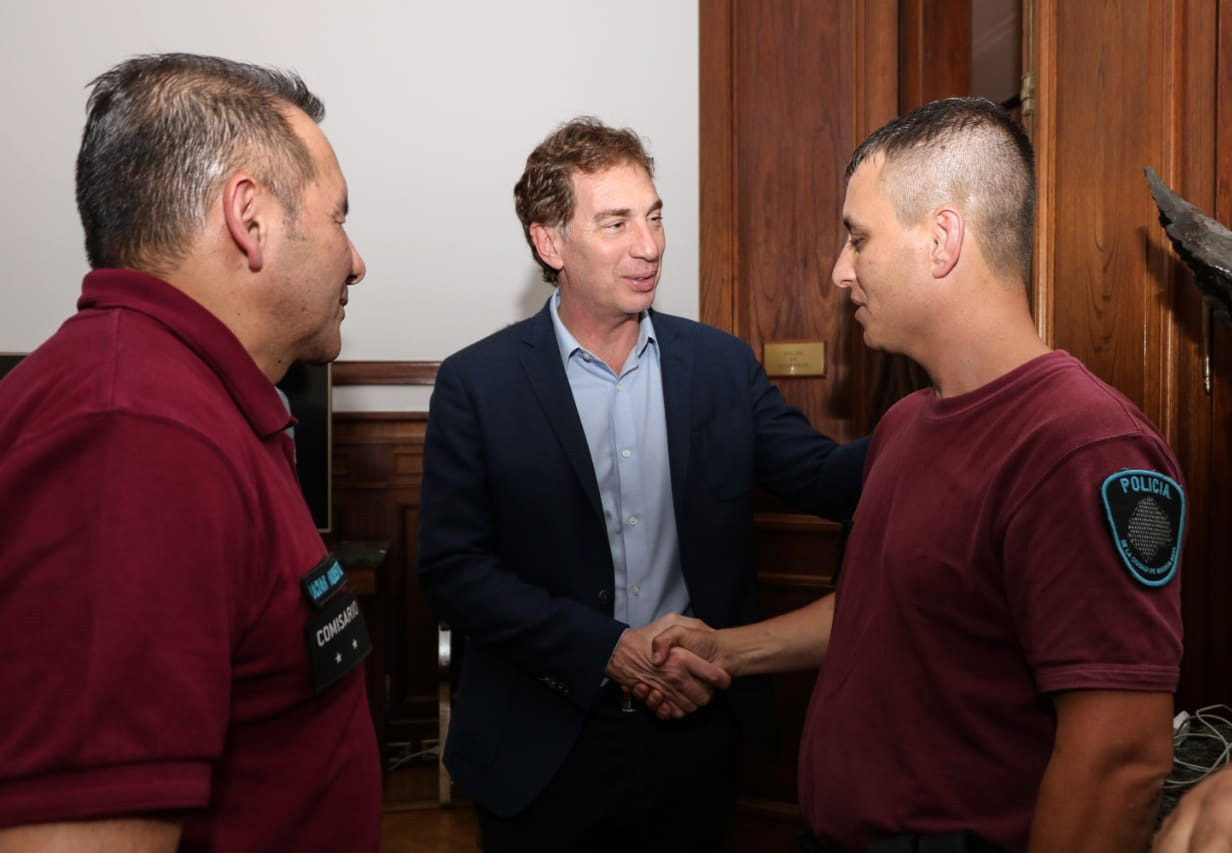 Santilli y D'Alessandro reconocieron a dos oficiales de la Policía de la Ciudad