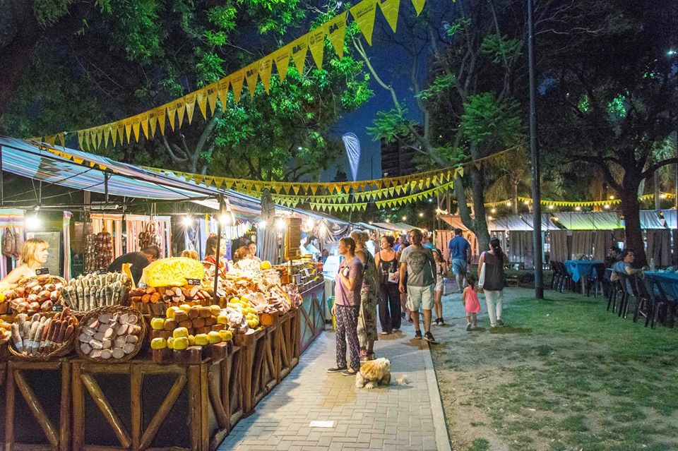 Edición nocturna de Buenos Aires Market en Belgrano
