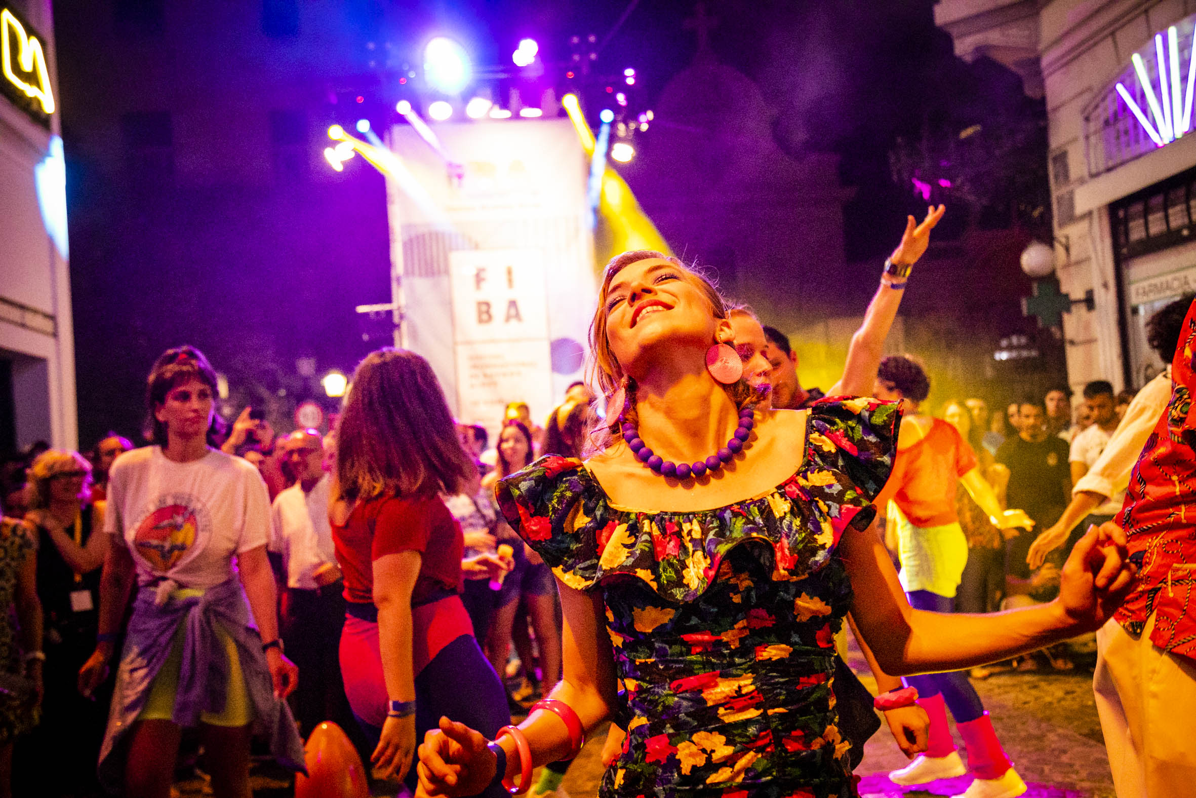Comenzó el FIBA con una gran fiesta performática frente al Museo de la Ciudad