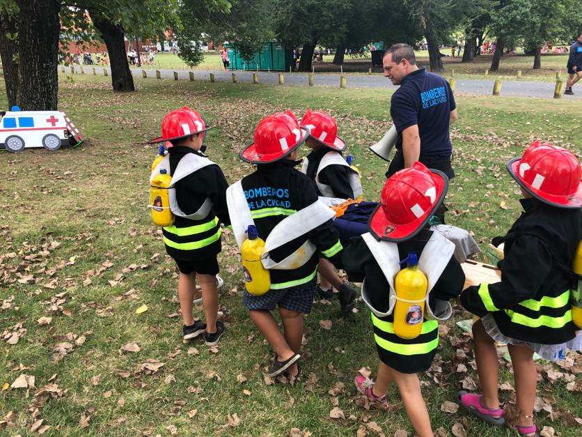 Los Bomberos de la Ciudad junto a los chicos en las colonias de verano
