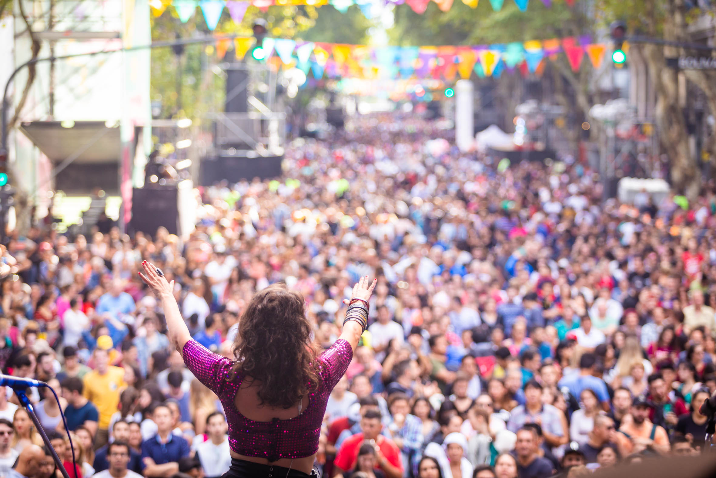La Avenida de Mayo se viste de fiesta para el gran cierre del Carnaval Porteño