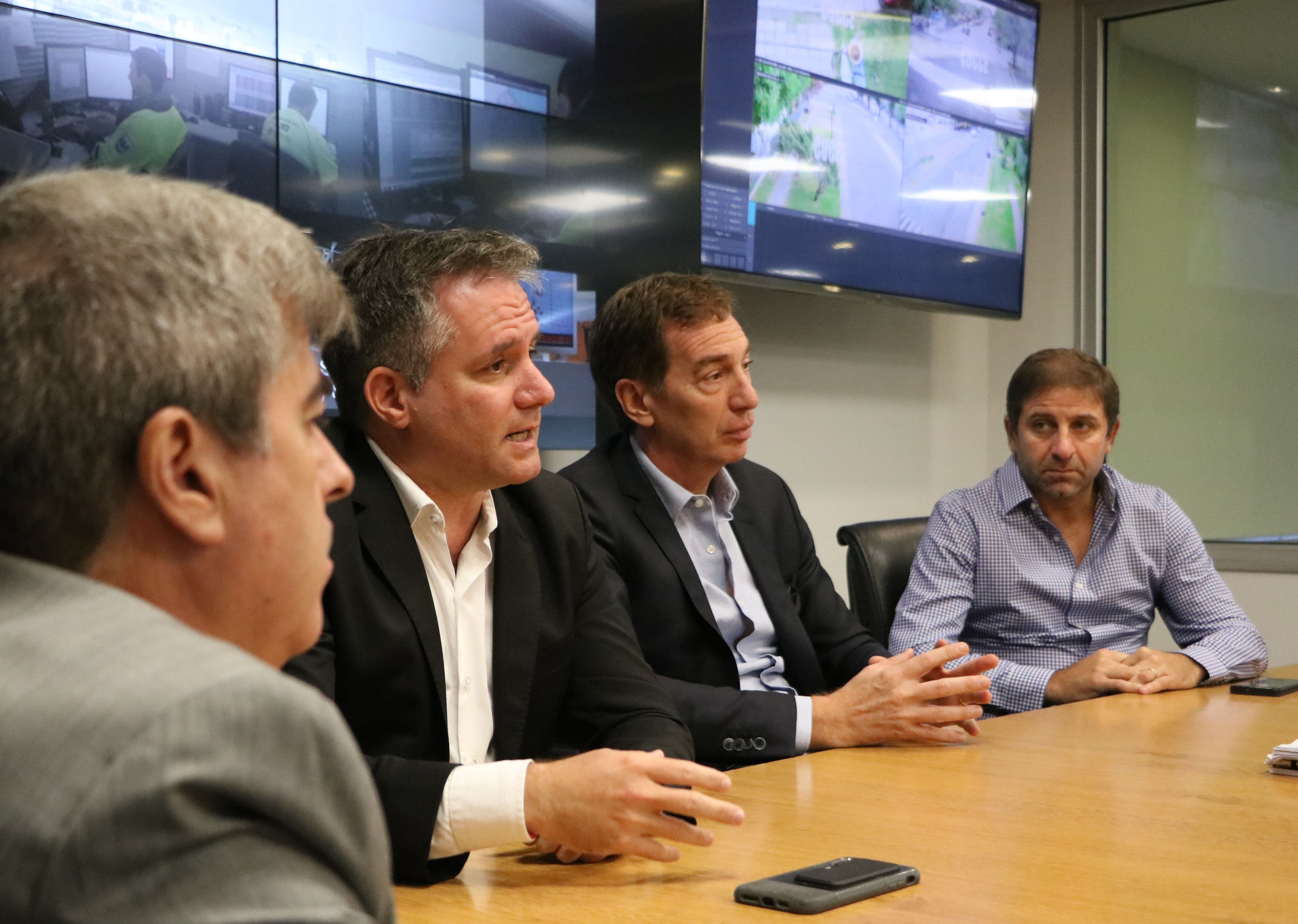 Santilli recibió a intendentes de nueve provincias en el Centro de Monitoreo Urbano la Policía del a Ciudad