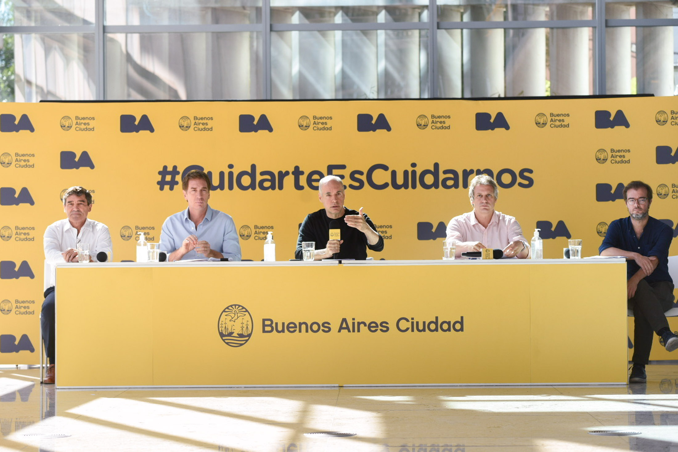 Programas para cuidar a los adultos mayores y acercar la cultura a las casas
