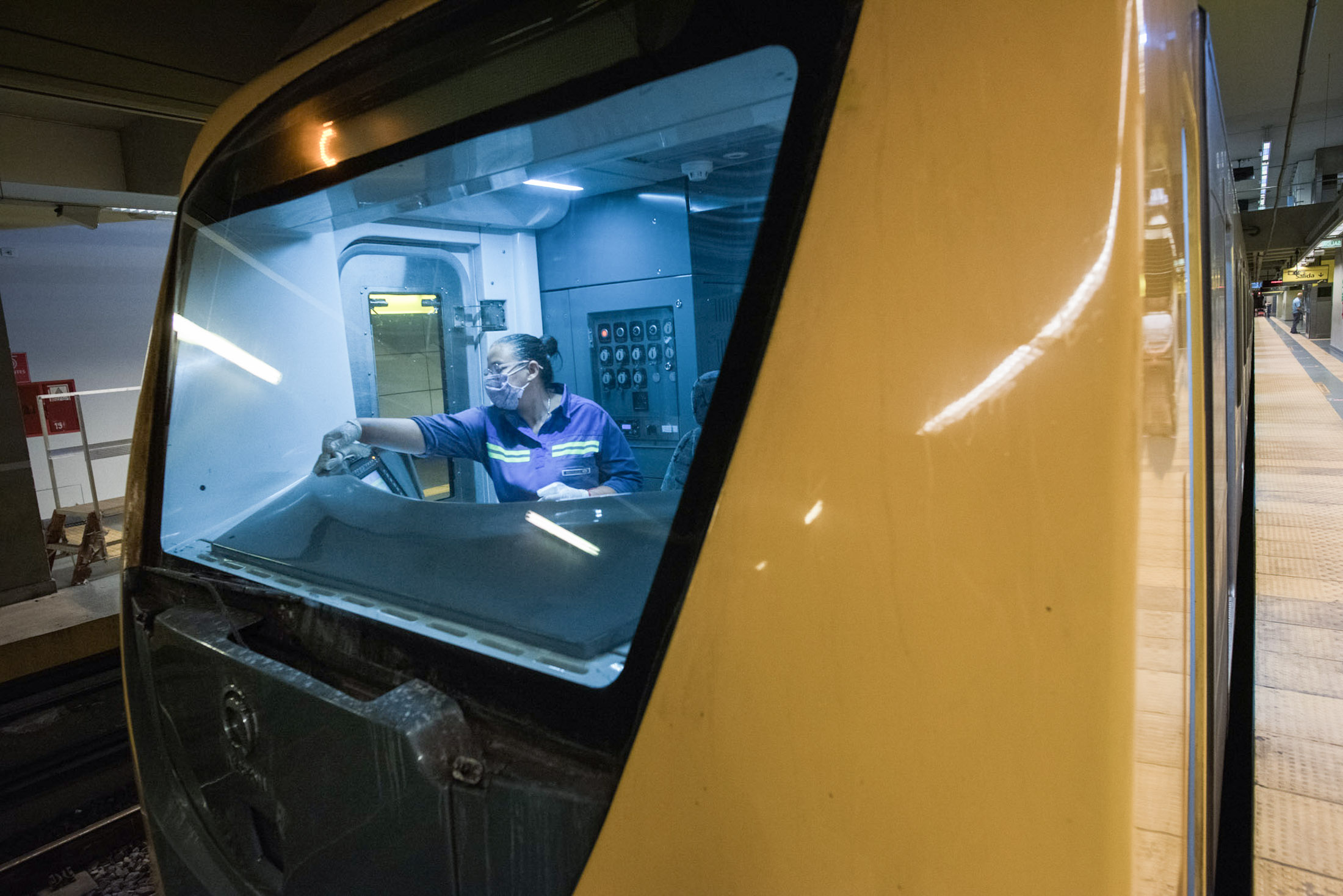 Se intensifica la limpieza y desinfección en trenes, subtes y colectivos