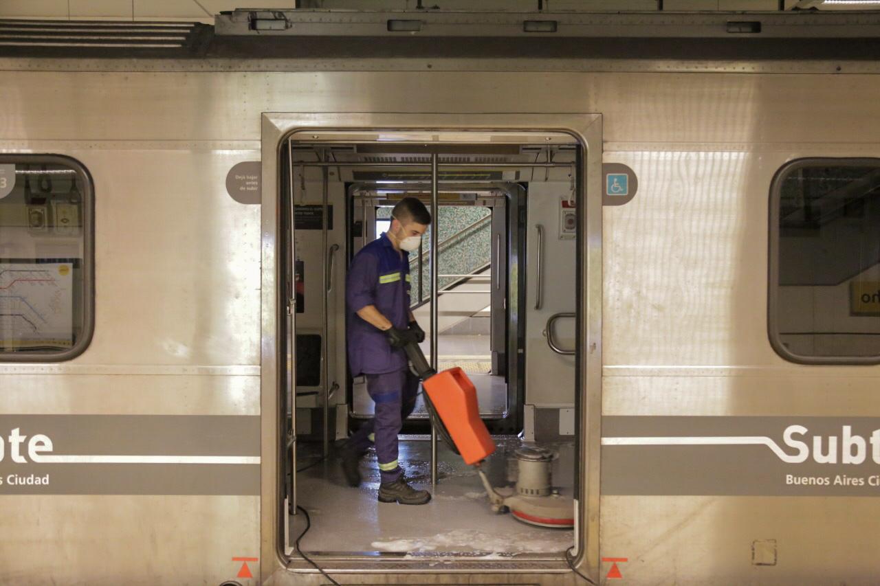 Intensificamos los operativos de limpieza y desinfección en el subte