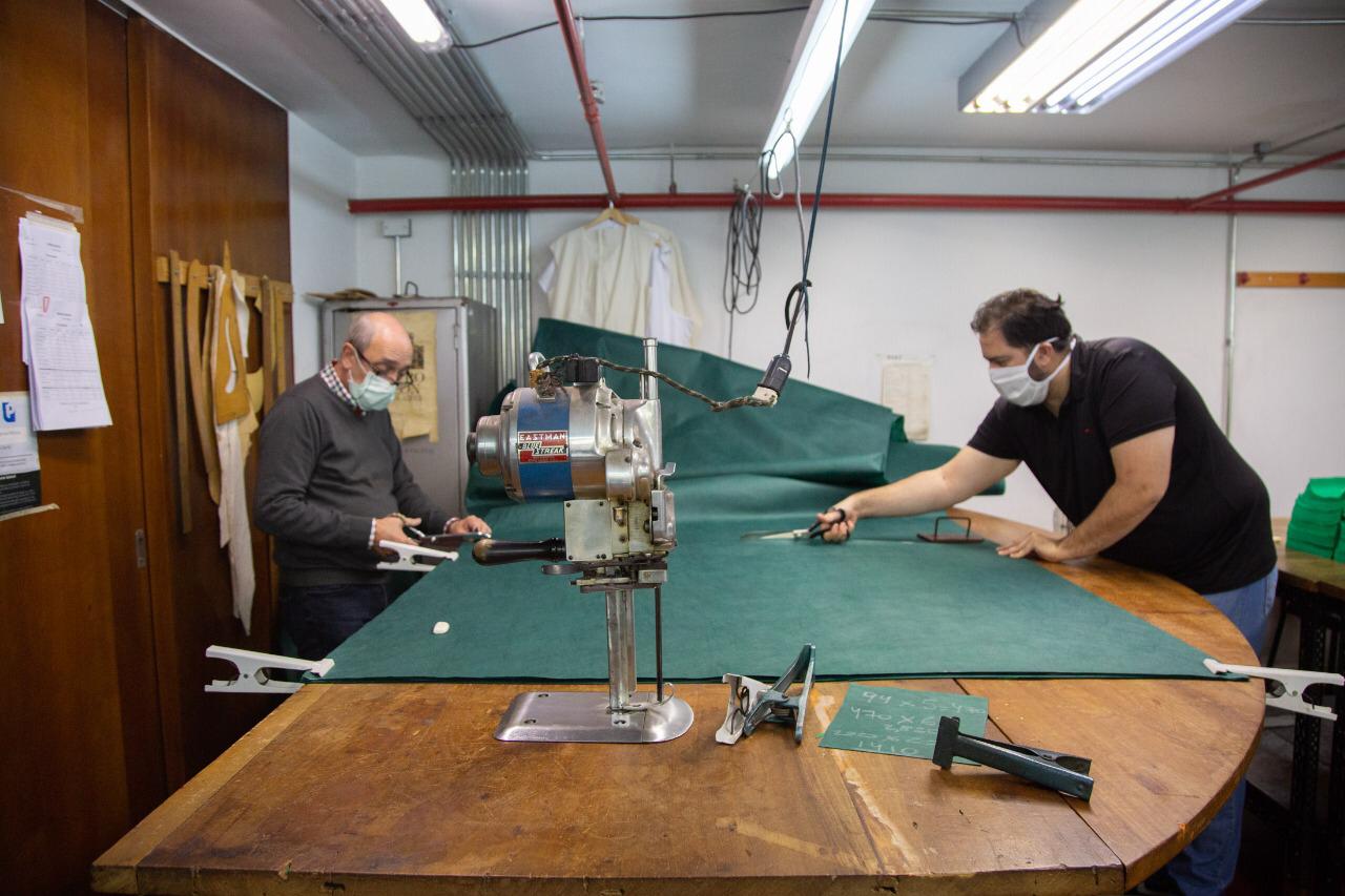 Costureras y costureros de los teatros fabrican 2.000 tapabocas por día