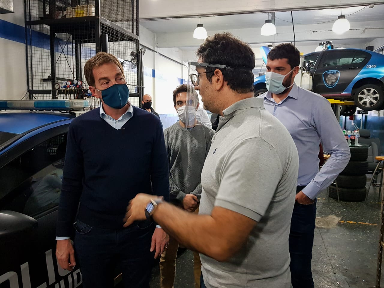 Santilli visitó un taller donde se reparan patrulleros de la Policía de la Ciudad