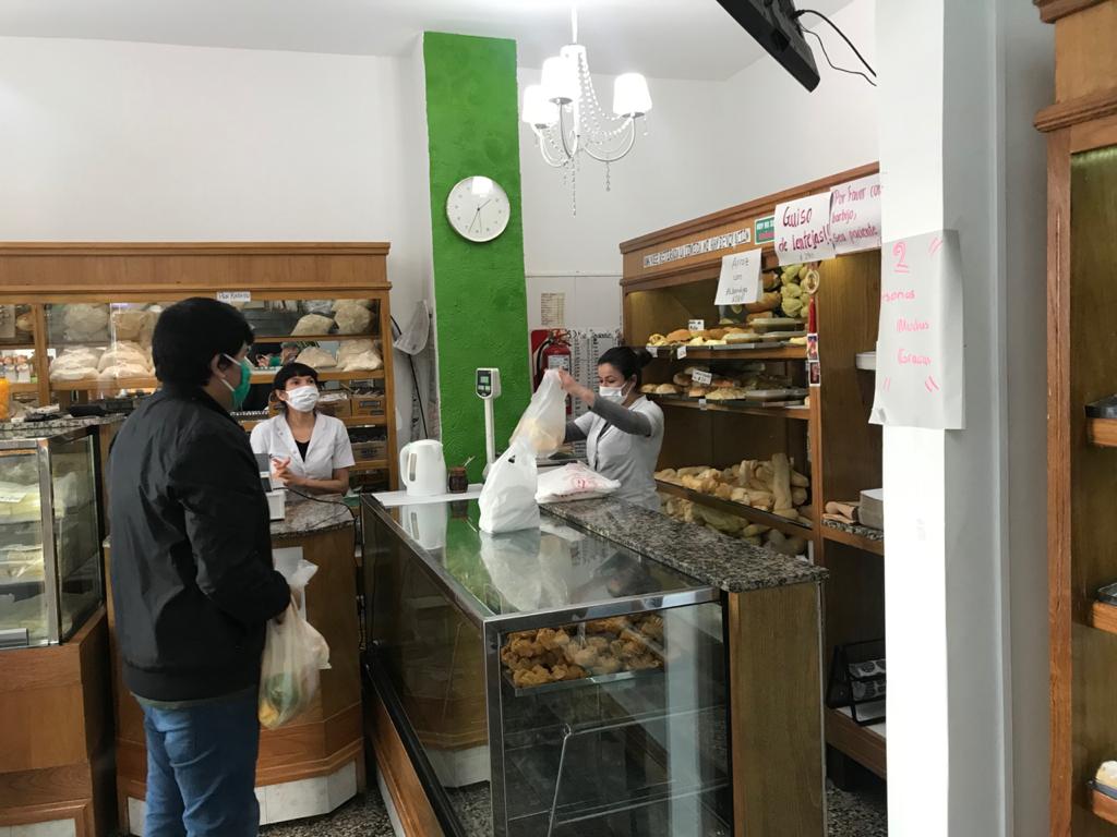 Distancia y entrega segura en comercios gastronómicos