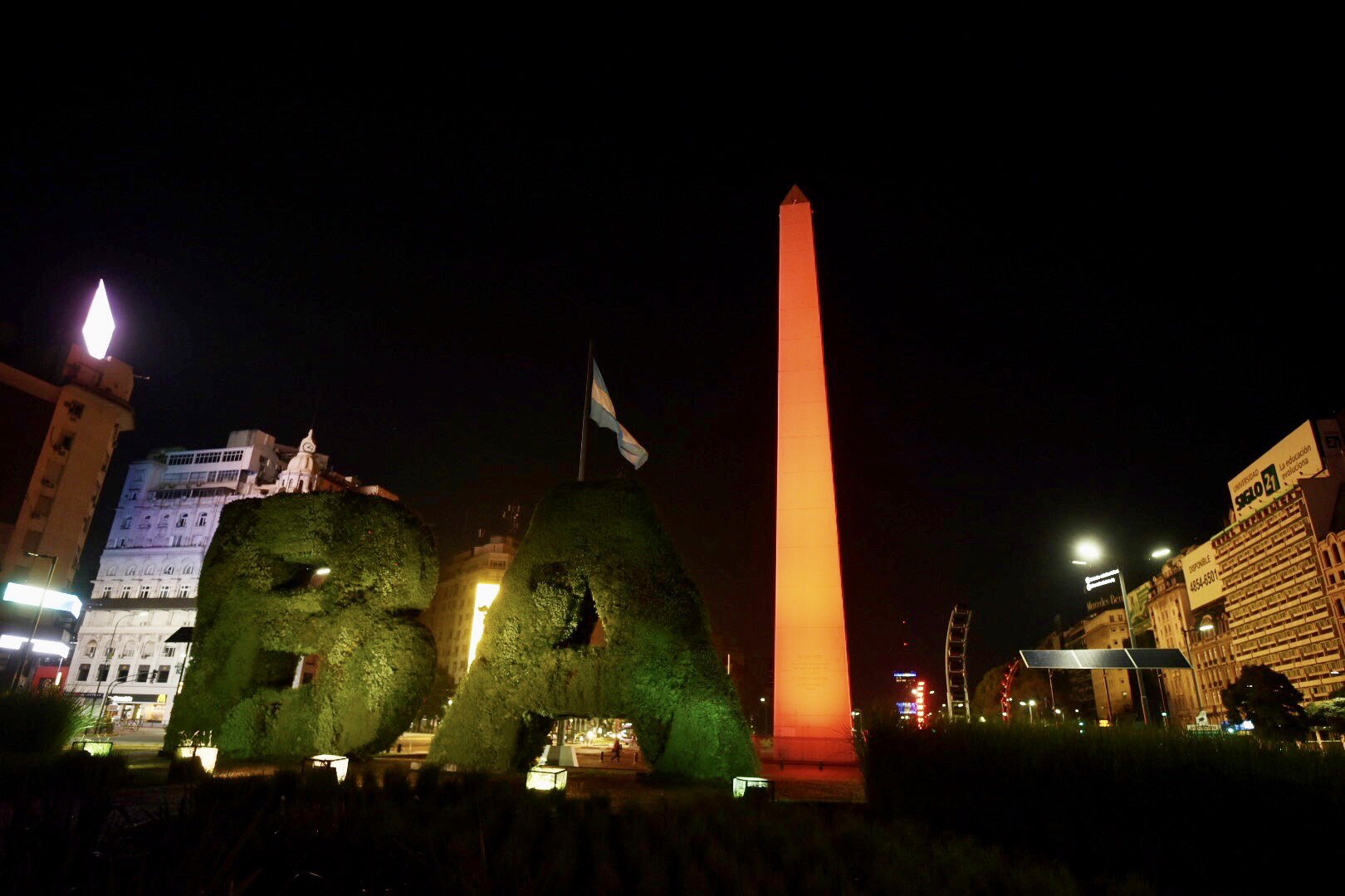 La Ciudad ilumina el Obelisco para conmemorar los 140 años de la Cruz Roja Argentina