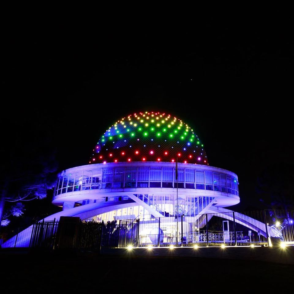 Día del Orgullo: la Ciudad ilumina monumentos con los colores de la bandera LGBTIQ+ 
