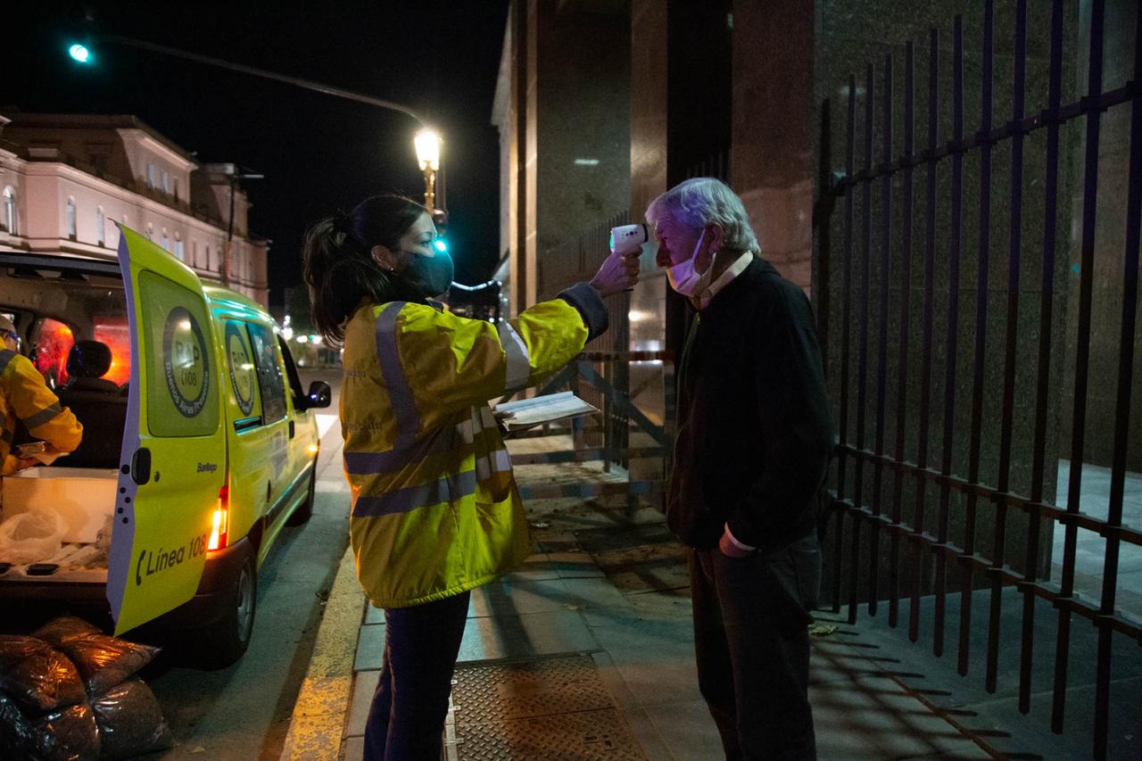 Más de 1.200 trabajadores del Operativo Frío acompañan día a día a personas en situación de calle