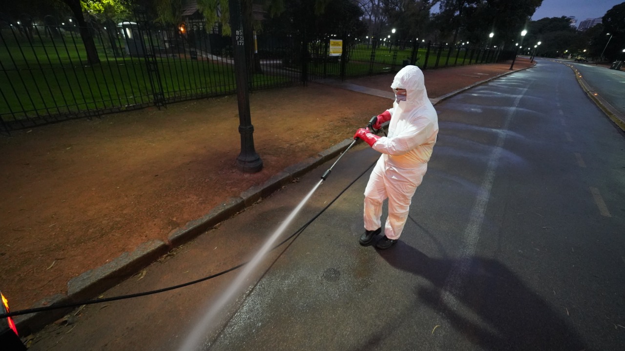 Fotogalería: así se desinfectan los parques y plazas por coronavirus