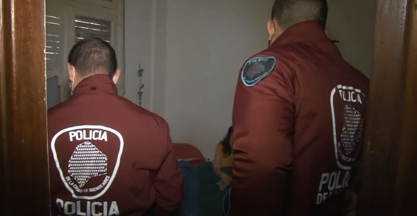 Dos policías de la Ciudad mantuvieron con vida a una mujer electrodependiente durante un corte de luz